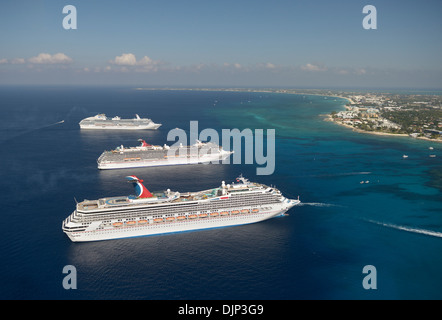 Navi da crociera Grand Cayman, Isole Cayman, British West Indies, Seven Mile Beach in background Foto Stock