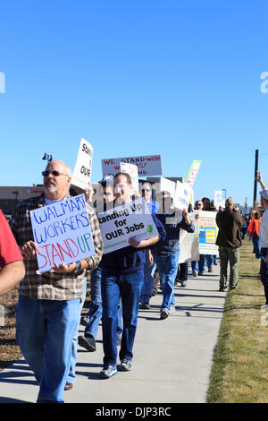 Wheat Ridge, CO STATI UNITI D'America - 29 Nov 2013. La manodopera europea UFCW Local 7 e gli altri membri della comunità rally contro Wal-Mart sul Venerdì nero. Rally gli organizzatori chiedono salari equi a $15 un'ora, i posti di lavoro a tempo pieno e un termine per la rappresaglia contro Wal-Mart lavoratori per alzarsi per l'azienda. Credit: Ed Endicott/Alamy Live News Foto Stock