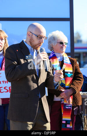 Wheat Ridge, CO STATI UNITI D'America - 29 Nov 2013. Colorado rappresentante della casa Jonathan cantante dal XI distretto risolve una folla di UFCW Local 7 membri del sindacato e di altri membri della comunità in un rally contro Wal-Mart sul Venerdì nero. Credit: Ed Endicott/Alamy Live News Foto Stock