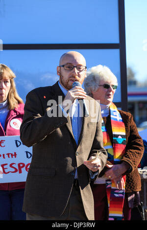 Wheat Ridge, CO STATI UNITI D'America - 29 Nov 2013. Colorado rappresentante della casa Jonathan cantante dal XI distretto risolve una folla di UFCW Local 7 membri del sindacato e di altri membri della comunità in un rally contro Wal-Mart sul Venerdì nero. Credit: Ed Endicott/Alamy Live News Foto Stock