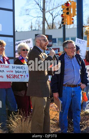 Wheat Ridge, CO STATI UNITI D'America - 29 Nov 2013. Colorado rappresentante della casa Jonathan cantante dal XI distretto risolve una folla di UFCW Local 7 membri del sindacato e di altri membri della comunità in un rally contro Wal-Mart sul Venerdì nero. Credit: Ed Endicott/Alamy Live News Foto Stock