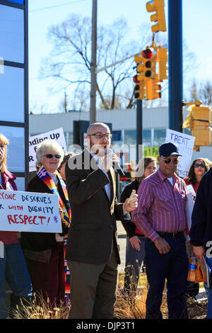 Wheat Ridge, CO STATI UNITI D'America - 29 Nov 2013. Colorado rappresentante della casa Jonathan cantante dal XI distretto risolve una folla di UFCW Local 7 membri del sindacato e di altri membri della comunità in un rally contro Wal-Mart sul Venerdì nero. Credit: Ed Endicott/Alamy Live News Foto Stock