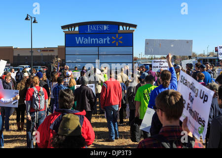 Wheat Ridge, CO STATI UNITI D'America - 29 Nov 2013. Linda Merici, Presidente per la 9a5 gli indirizzi organizzazione una folla di UFCW Local 7 membri del sindacato e di altri nella Comunità a un rally contro Wal-Mart sul Venerdì nero. Credit: Ed Endicott/Alamy Live News Foto Stock