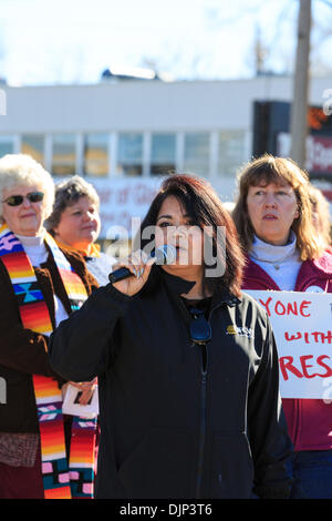 Wheat Ridge, CO STATI UNITI D'America - 29 Nov 2013. Kim Cordova, Presidente per la manodopera europea UFCW Local 7 risolve una folla di colleghi membri del sindacato e di altri nella Comunità a un rally contro Wal-Mart sul Venerdì nero. Credit: Ed Endicott/Alamy Live News Foto Stock