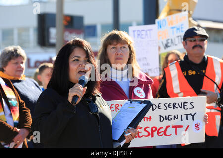 Wheat Ridge, CO STATI UNITI D'America - 29 Nov 2013. Kim Cordova, Presidente per la manodopera europea UFCW Local 7 risolve una folla di colleghi membri del sindacato e di altri nella Comunità a un rally contro Wal-Mart sul Venerdì nero. Credit: Ed Endicott/Alamy Live News Foto Stock