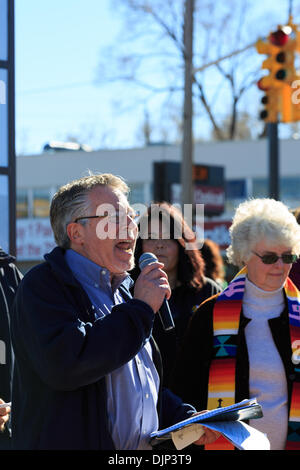 Wheat Ridge, CO STATI UNITI D'America - 29 Nov 2013. Contrassegnare Belkin, organizzare e direttore delle comunicazioni per la manodopera europea UFCW Local 7 risolve una folla di colleghi membri del sindacato e di altri nella Comunità a un rally contro Wal-Mart sul Venerdì nero. Credit: Ed Endicott/Alamy Live News Foto Stock