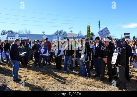 Wheat Ridge, CO STATI UNITI D'America - 29 Nov 2013. Contrassegnare Belkin, organizzare e direttore delle comunicazioni per la manodopera europea UFCW Local 7 risolve una folla di colleghi membri del sindacato e di altri nella Comunità a un rally contro Wal-Mart sul Venerdì nero. Credit: Ed Endicott/Alamy Live News Foto Stock