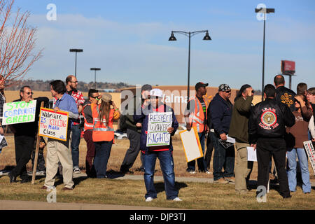 Wheat Ridge, CO STATI UNITI D'America - 29 Nov 2013. La manodopera europea UFCW Local 7 e gli altri membri della comunità rally contro Wal-Mart sul Venerdì nero. Rally gli organizzatori chiedono salari equi a $15 un'ora, i posti di lavoro a tempo pieno e un termine per la rappresaglia contro Wal-Mart lavoratori per alzarsi per l'azienda. Credit: Ed Endicott/Alamy Live News Foto Stock