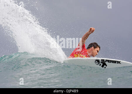 14 nov 2008 - Haliewa, Hawaii, Stati Uniti d'America - BRETT SIMPSON (Huntington Beach, CA, USA) (nella foto) ha vinto il suo calore nel giro di 96 presso il Reef Hawaiian Pro a Haleiwa Beach Park in Haleiwa, Hawaii oggi. Simpson top due punteggi di onda in erano a 9,93 e a 5,33 (al di fuori di un possibile 10) per un totale di un punteggio di calore di 14.10. Simpson 9,93 è il più alto d'onda singola cliente del concorso finora. Sim Foto Stock