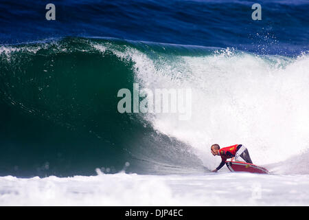 15 nov 2008 - Haleiwa, Hawaii, Stati Uniti d'America - Ruben Gonzalez (Portogallo) (nella foto) ha vinto il suo primo round di calore presso il Reef Hawaiian Pro presso l'Ali'I Beach Park in Haleiwa, Hawaii questa mattina la sconfitta di Charlie Carroll, Dylan Melamed e Sterling Spencer per avanzare nel round 2. Gonzalez prestazioni impressionanti nella potente 3 metri di surf lo vedeva guadagnare un solido 7.17 punteggio (al di fuori di un possibile dieci) off t Foto Stock