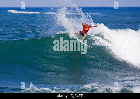 15 nov 2008 - Haleiwa, Hawaii, Stati Uniti d'America - surfista locale polveroso PAYNE (Wahiawa, Oahu) (foto) stampigliata la sua autorità in materia di concorrenza durante il primo round del Reef Hawaiian Pro a Haleiwa di Ali'i Beach Park questa mattina, pubblicando il individuale più alto punteggio di onda del giorno a 9.33 (al di fuori di un possibile dieci) a vincere il calore. In sella a una nuova tavola da surf che egli non aveva provato prima della sua Foto Stock