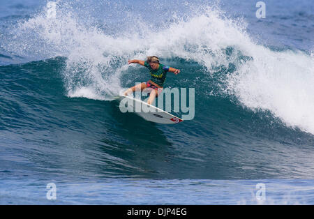 15 nov 2008 - Haleiwa, Hawaii, Stati Uniti d'America - TAMMY LEE SMITH (Durban, Sud Africa) avanzata attraverso il primo round della 6-Star mondiale ASP serie di qualifica Reef Hawaiian Pro in Haleiwa, Hawaii questa mattina quando ha piazzato al terzo posto alle spalle di avanzamento di surfers Sarah Beardmore (Aus) e Kyla Langen (Aus). Sebbene Smith non ha alcuna possibilità di qualifing per gli ASP elite donne del mondo Tour 2009, un Foto Stock