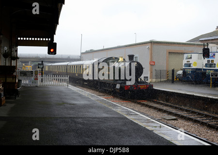 Locomotiva a vapore "Hercules' GWR Classe 4200 - Numero 4277 entrando Churston stazione ferroviaria, Devon, Inghilterra. Foto Stock