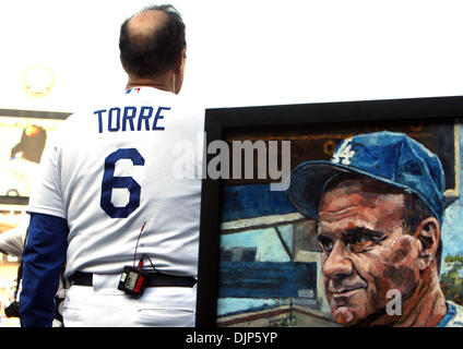 Mar 28, 2008 - Los Angeles, California, Stati Uniti - Los Angeles Dodgers manager Joe Torre parla ai tifosi con un ritratto di se stesso, un regalo da parte dei Dodgers durante una cerimonia di congedo come torre si è ritirato dopo il gioco finale della stagione come Dodgers battere i Diamondbacks 3-1 durante un Major League Baseball gioco presso il Dodger Stadium di Domenica, 3 ottobre 2010 a Los Angeles. (SGVN/Sta Foto Stock