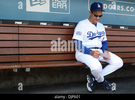 Mar 28, 2008 - Los Angeles, California, Stati Uniti - Los Angeles Dodgers manager Joe Torre con il suo scritto a mano line-up prima che il gioco come dei Dodgers battere i Diamondbacks 3-1 durante un Major League Baseball gioco presso il Dodger Stadium di Domenica, 3 ottobre 2010 a Los Angeles. (SGVN/personale Foto di Keith Birmingham/SPORT) (credito Immagine: © San Gabriel Valley Tribune/ZUMApress.com) Foto Stock