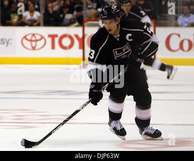 Apr. 06, 2008 - Los Angeles, California, Stati Uniti - Los Angeles Kings ala destra Dustin Brown (23) controlla il puck nel primo periodo durante un NHL Hockey gioco allo STAPLES Center Martedì, 12 ottobre 2010 a Los Angeles. (SGVN/personale Foto di Keith Birmingham/SPORT) (credito Immagine: © San Gabriel Valley Tribune/ZUMApress.com) Foto Stock