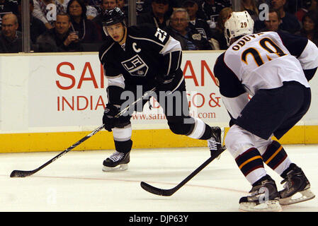 Apr. 06, 2008 - Los Angeles, California, Stati Uniti - Los Angeles Kings ala destra Dustin Brown (23) controlla il puck nel primo periodo durante un NHL Hockey gioco allo STAPLES Center Martedì, 12 ottobre 2010 a Los Angeles. (SGVN/personale Foto di Keith Birmingham/SPORT) (credito Immagine: © San Gabriel Valley Tribune/ZUMApress.com) Foto Stock