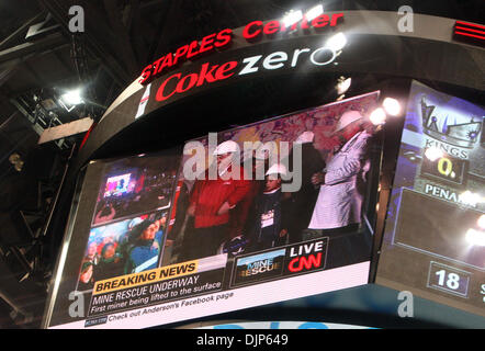 Apr. 06, 2008 - Los Angeles, California, Stati Uniti - Staples Center folla acclamato come annuncio della miniera cilena il salvataggio nel secondo periodo durante un NHL Hockey gioco allo STAPLES Center Martedì, 12 ottobre 2010 a Los Angeles. (SGVN/personale Foto di Keith Birmingham/SPORT) (credito Immagine: © San Gabriel Valley Tribune/ZUMApress.com) Foto Stock