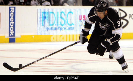 Apr. 06, 2008 - Los Angeles, California, Stati Uniti - Los Angeles Kings defenceman Jack Johnson (3) controlla il puck nel primo periodo durante un NHL Hockey gioco allo STAPLES Center Martedì, 12 ottobre 2010 a Los Angeles. (SGVN/personale Foto di Keith Birmingham/SPORT) (credito Immagine: © San Gabriel Valley Tribune/ZUMApress.com) Foto Stock