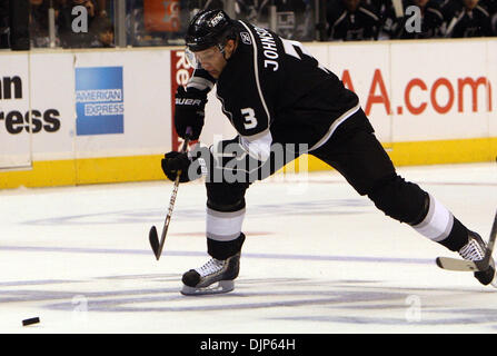 Apr. 06, 2008 - Los Angeles, California, Stati Uniti - Los Angeles Kings defenceman Jack Johnson (3) controlla il puck nel primo periodo durante un NHL Hockey gioco allo STAPLES Center Martedì, 12 ottobre 2010 a Los Angeles. (SGVN/personale Foto di Keith Birmingham/SPORT) (credito Immagine: © San Gabriel Valley Tribune/ZUMApress.com) Foto Stock