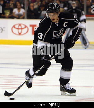 Apr. 06, 2008 - Los Angeles, California, Stati Uniti - Los Angeles Kings ala destra Dustin Brown (23) controlla il puck nel primo periodo durante un NHL Hockey gioco allo STAPLES Center Martedì, 12 ottobre 2010 a Los Angeles. (SGVN/personale Foto di Keith Birmingham/SPORT) (credito Immagine: © San Gabriel Valley Tribune/ZUMApress.com) Foto Stock