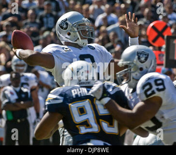 Settembre 28, 2008 - Oakland, CA, Stati Uniti d'America - Oakland Raiders running back MICHAEL bush #29 blocchi San Diego Chargers difensivo fine IGOR OLSHANSKY #99 mentre il quarterback Jamarcus Russell #2 genera un pass. (Credito Immagine: © AL GOLUB/Fotografia di Golub/Golub fotografia) Foto Stock