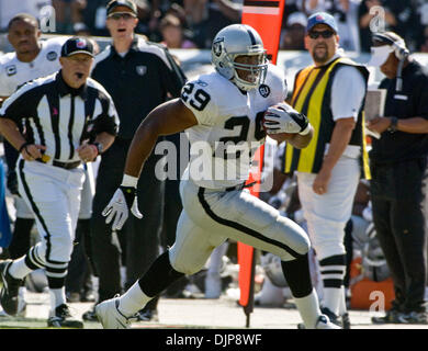 Settembre 28, 2008 - Oakland, CA, Stati Uniti d'America - Oakland Raiders running back MICHAEL bush #29 compie una corsa contro i San Diego Chargers durante una partita in McAfee Coliseum. (Credito Immagine: © AL GOLUB/Fotografia di Golub/Golub fotografia) Foto Stock