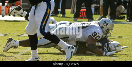 Settembre 28, 2008 - Oakland, CA, Stati Uniti d'America - Oakland Raiders tackle difensivo TERDELL SANDS #90 sacchi San Diego Chargers quarterback PHILIP RIVERS #17 durante una partita in McAfee Coliseum. (Credito Immagine: © AL GOLUB/Fotografia di Golub/Golub fotografia) Foto Stock