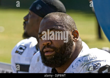 Settembre 28, 2008 - Oakland, CA, Stati Uniti d'America - Oakland Raiders tackle difensivo Tommy Kelly #93 guarda la scheda punteggio durante una partita contro i San Diego Chargers in McAfee Coliseum. (Credito Immagine: © AL GOLUB/Fotografia di Golub/Golub fotografia) Foto Stock