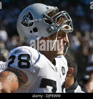 Settembre 28, 2008 - Oakland, CA, Stati Uniti d'America - Oakland Raiders offensive lineman FRED WAKEFIELD #78 orologi la partita contro i San Diego Chargers in disparte in McAfee Coliseum. (Credito Immagine: © AL GOLUB/Fotografia di Golub/Golub fotografia) Foto Stock