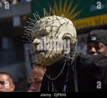 Settembre 28, 2008 - Oakland, CA, Stati Uniti d'America - Un raider di Oakland fan adorna una maschera durante una partita in McAfee Coliseum contro i San Diego Chargers. (Credito Immagine: © AL GOLUB/Fotografia di Golub/Golub fotografia) Foto Stock