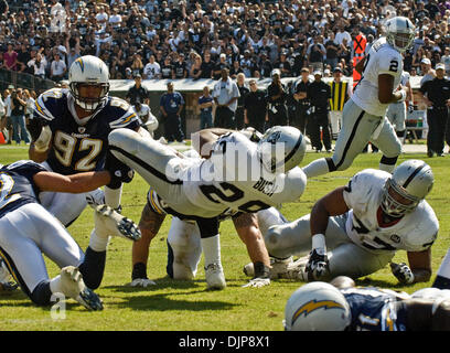 Settembre 28, 2008 - Oakland, CA, Stati Uniti d'America - vicino alla zona di estremità di Oakland Raiders running back MICHAEL bush #29 si ribalta all'indietro per guadagnare più yardage. (Credito Immagine: © AL GOLUB/Fotografia di Golub/Golub fotografia) Foto Stock