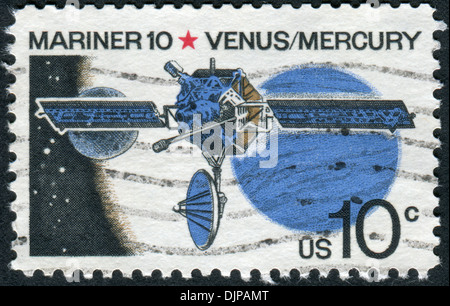 Un francobollo Stampato negli USA, mostra una sonda spaziale Mariner 10, Venere e Mercurio in background Sun Foto Stock