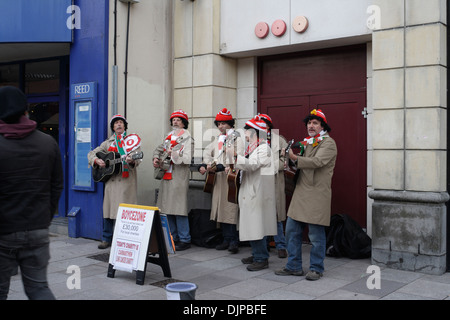 Boycezone canta nel centro di Cardiff, Galles, Regno Unito, prima di una partita di rugby gallese. Animatori di strada, artisti di beneficenza, artisti di strada Foto Stock