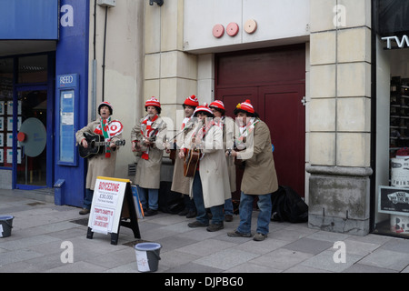 Boycezone canta nel centro di Cardiff, Galles, Regno Unito, prima di una partita di rugby gallese. Animatori di strada, artisti di beneficenza, artisti di strada Foto Stock