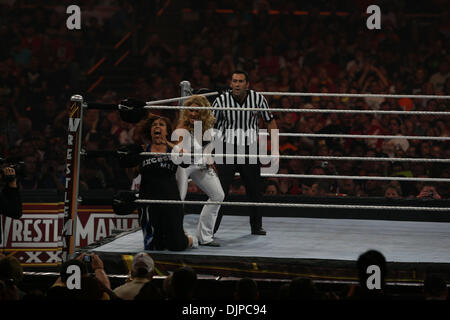 Mar 28, 2010 - Phoenix, Arizona, Stati Uniti d'America - VICKIE GUERRERO, sinistra e BETH PHOENIX durante la WWE Wrestlemania 26. (Credito Immagine: © Matt Roberts/ZUMA Press) Foto Stock