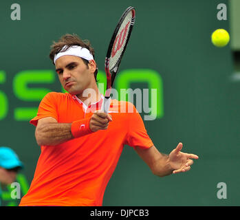 Mar 28, 2010 - Key Biscayne, Florida, Stati Uniti d'America - Roger Federer restituisce un colpo a Florent Serra durante il giorno sette azione del 2010 Sony Ericsson Open a Crandon Park Tennis Center su Marzo 28, 2010 in Key Biscayne, Florida. (Credito Immagine: © Gaston De Cardenas/ZUMA Press) Foto Stock