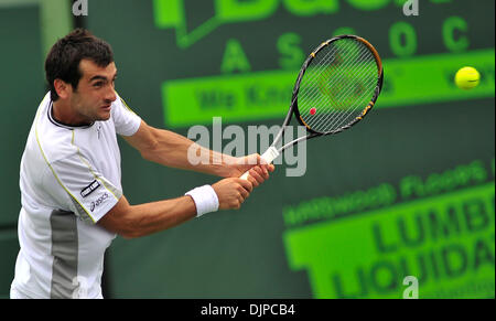 Mar 28, 2010 - Key Biscayne, Florida, Stati Uniti d'America - FLORENT SERRA restituisce un colpo a Roger Federer durante il giorno sette azione del 2010 Sony Ericsson Open a Crandon Park Tennis Center su Marzo 28, 2010 in Key Biscayne, Florida. (Credito Immagine: © Gaston De Cardenas/ZUMA Press) Foto Stock