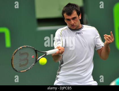 Mar 28, 2010 - Key Biscayne, Florida, Stati Uniti d'America - FLORENT SERRA restituisce un colpo a Roger Federer durante il giorno sette azione del 2010 Sony Ericsson Open a Crandon Park Tennis Center su Marzo 28, 2010 in Key Biscayne, Florida. (Credito Immagine: © Gaston De Cardenas/ZUMA Press) Foto Stock