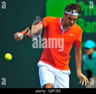 Mar 28, 2010 - Key Biscayne, Florida, Stati Uniti d'America - Roger Federer restituisce un colpo a Florent Serra durante il giorno sette azione del 2010 Sony Ericsson Open a Crandon Park Tennis Center su Marzo 28, 2010 in Key Biscayne, Florida. (Credito Immagine: © Gaston De Cardenas/ZUMA Press) Foto Stock