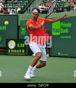 Mar 28, 2010 - Key Biscayne, Florida, Stati Uniti d'America - Roger Federer restituisce un colpo a Florent Serra durante il giorno sette azione del 2010 Sony Ericsson Open a Crandon Park Tennis Center su Marzo 28, 2010 in Key Biscayne, Florida. (Credito Immagine: © Gaston De Cardenas/ZUMA Press) Foto Stock