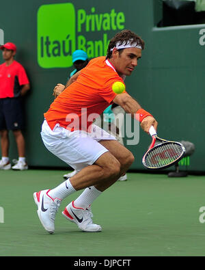 Mar 28, 2010 - Key Biscayne, Florida, Stati Uniti d'America - Roger Federer restituisce un colpo a Florent Serra durante il giorno sette azione del 2010 Sony Ericsson Open a Crandon Park Tennis Center su Marzo 28, 2010 in Key Biscayne, Florida. (Credito Immagine: © Gaston De Cardenas/ZUMA Press) Foto Stock