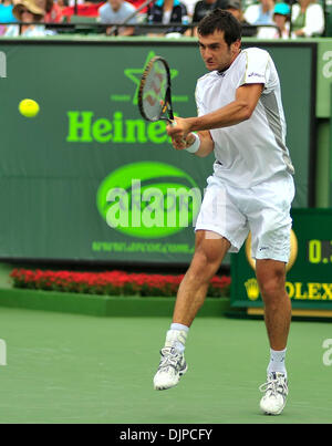 Mar 28, 2010 - Key Biscayne, Florida, Stati Uniti d'America - FLORENT SERRA restituisce un colpo a Roger Federer durante il giorno sette azione del 2010 Sony Ericsson Open a Crandon Park Tennis Center su Marzo 28, 2010 in Key Biscayne, Florida. (Credito Immagine: © Gaston De Cardenas/ZUMA Press) Foto Stock