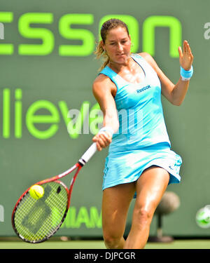 Mar 28, 2010 - Key Biscayne, Florida, Stati Uniti d'America - Shahar PEER di Israele restituisce un colpo contro Kim Clijsters del Belgio durante il giorno sei azione del terzo round del 2010 Sony Ericsson Open a Crandon Park Tennis Center (credito Immagine: © Gaston De Cardenas/ZUMA Press) Foto Stock