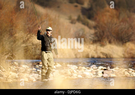 Mar 30, 2010 - Missoula, MT, STATI UNITI D'AMERICA - Fly catture dei pescatori inizio stagione tagliagole e la trota marrone nei pressi di Missoula, Montana su una bella giornata di primavera. Il pescatore pescato il pesce su asciutto vola, ninfe e emergers con canne di mosche. Le condizioni variava tra nuvoloso, sole, vento e pioggia. (Credito Immagine: © Jed Conklin/ZUMApress.com) Foto Stock