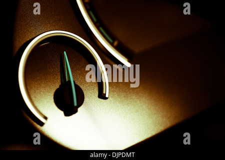 Dettaglio di un misuratore di vuoto con un ago di puntamento Foto Stock