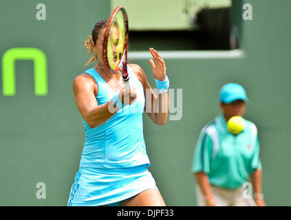 Mar 28, 2010 - Key Biscayne, Florida, Stati Uniti d'America - Shahar PEER di Israele restituisce un colpo contro Kim Clijsters del Belgio durante il giorno sei azione del terzo round del 2010 Sony Ericsson Open a Crandon Park Tennis Center (credito Immagine: © Gaston De Cardenas/ZUMA Press) Foto Stock