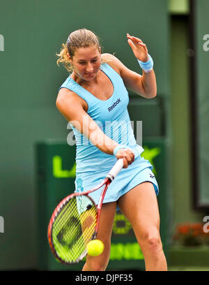 Mar 28, 2010 - Key Biscayne, Florida, Stati Uniti d'America - Shahar PEER di Israele restituisce un colpo contro Kim Clijsters del Belgio durante il giorno sei azione del terzo round del 2010 Sony Ericsson Open a Crandon Park Tennis Center (credito Immagine: © Gaston De Cardenas/ZUMA Press) Foto Stock