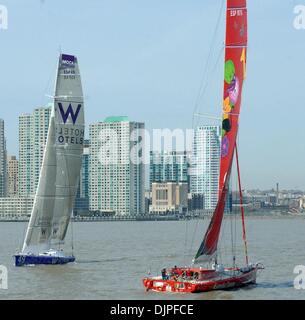 Aprile 3, 2010 - New York New York, Stati Uniti -Il "Estrella Damm" e "W Hotels" velieri a competere in due mani in regata in New York del porto, in preparazione per la prossima NY-BCN transoceanico Record a vela da New York a Barcellona. Le due barche a vela saranno stabiliti dall'Ambrogio luce di New York e la finitura di fronte all'Hotel W nel porto di Barcellona tra aprile xx e 30t Foto Stock