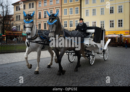 Carroaje cavallo e tour in Piazza della Città Vecchia. La Piazza della Città Vecchia .La Piazza della Città Vecchia è uno dei luoghi più belli di Praga Foto Stock